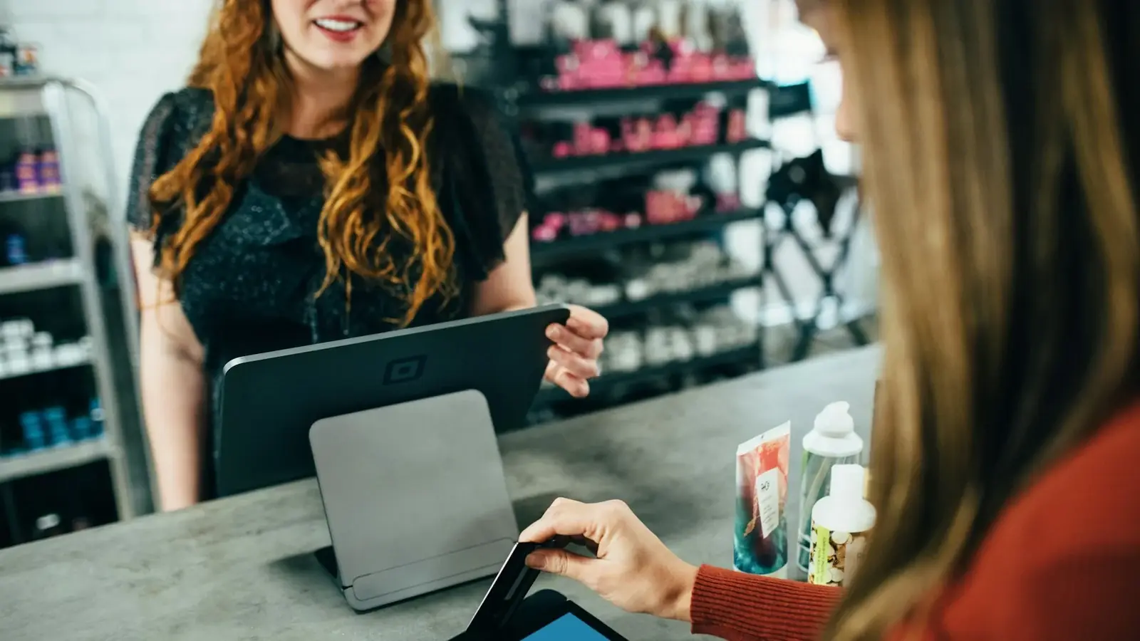 Illustration: How Gift Cards Help Retailers Stay Relevant in an Omnichannel World